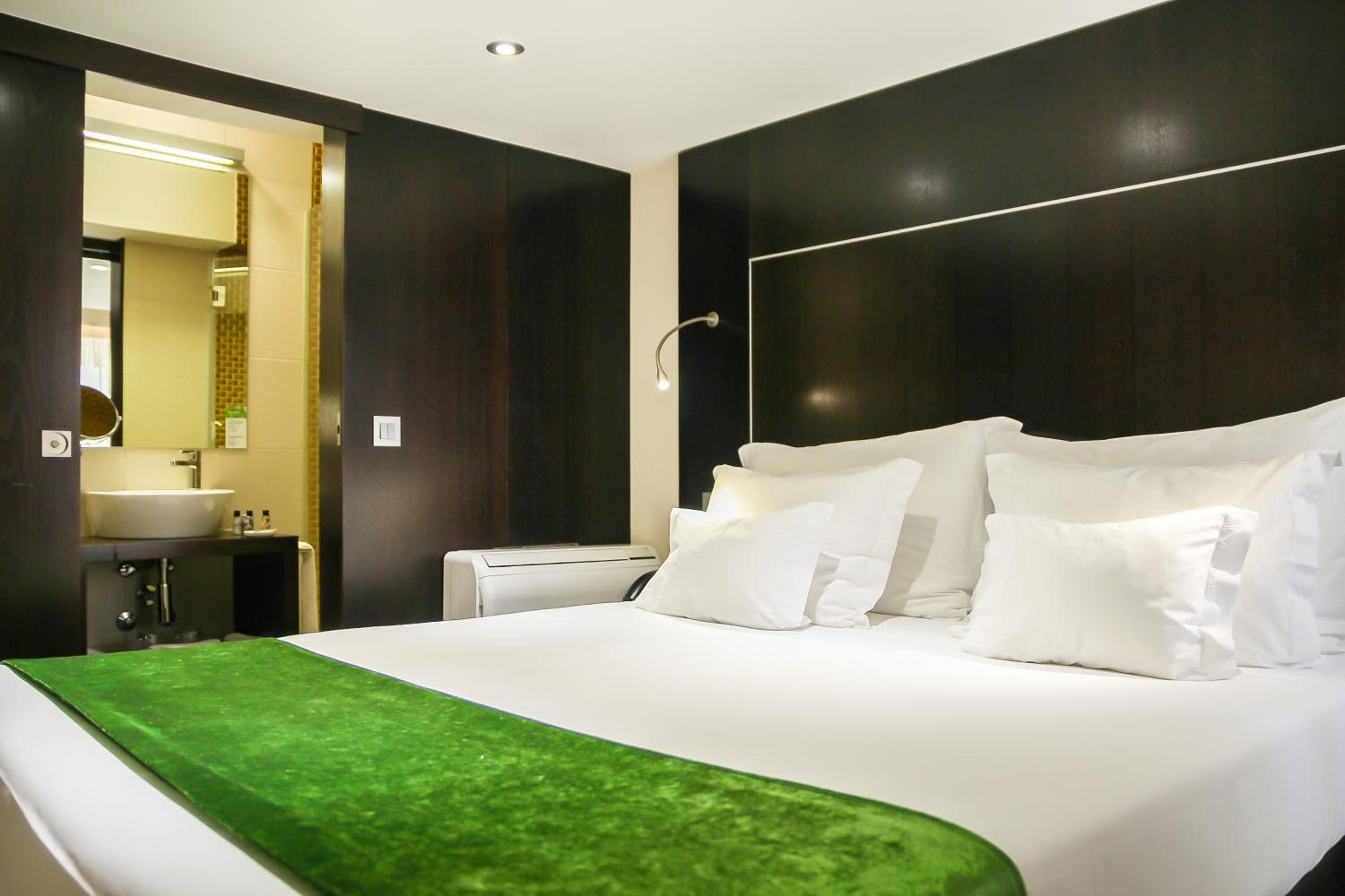 MINI, DOUBLE BED, INTERIOR VIEW