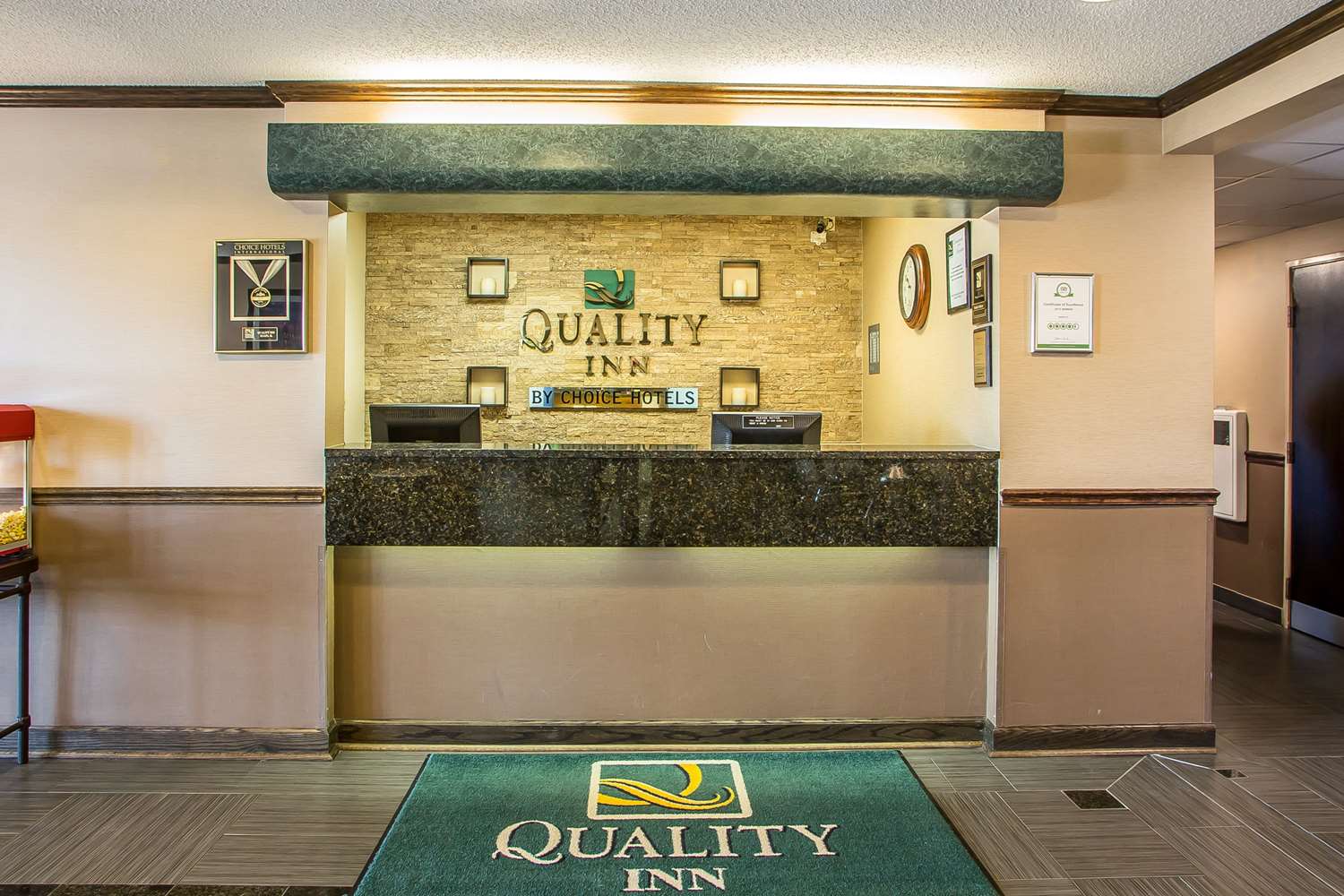 Quality Inn Elgin I-90 4/41