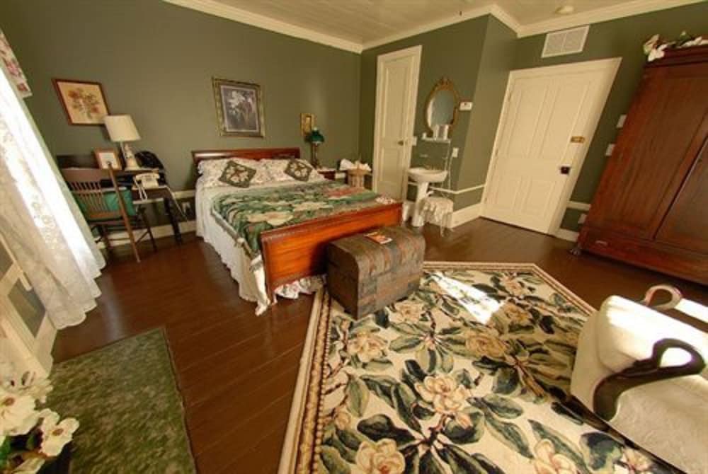 Carrier Houses Bed and Breakfast 51/60