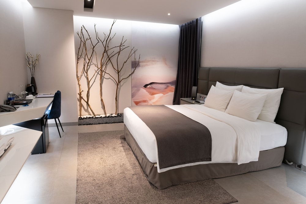 M Hotel Saigon 30/70