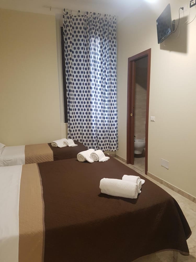 Emmy Hotel 20/32