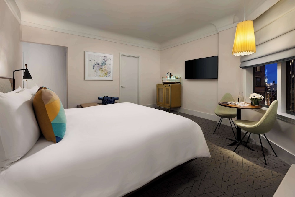 ROOM, KING BED, CORNER