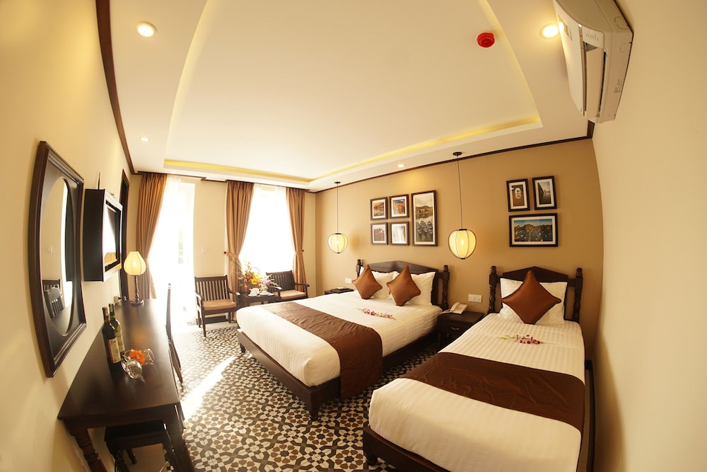 Golden Bell Backpacker Hotel and Pool Bar 34/59