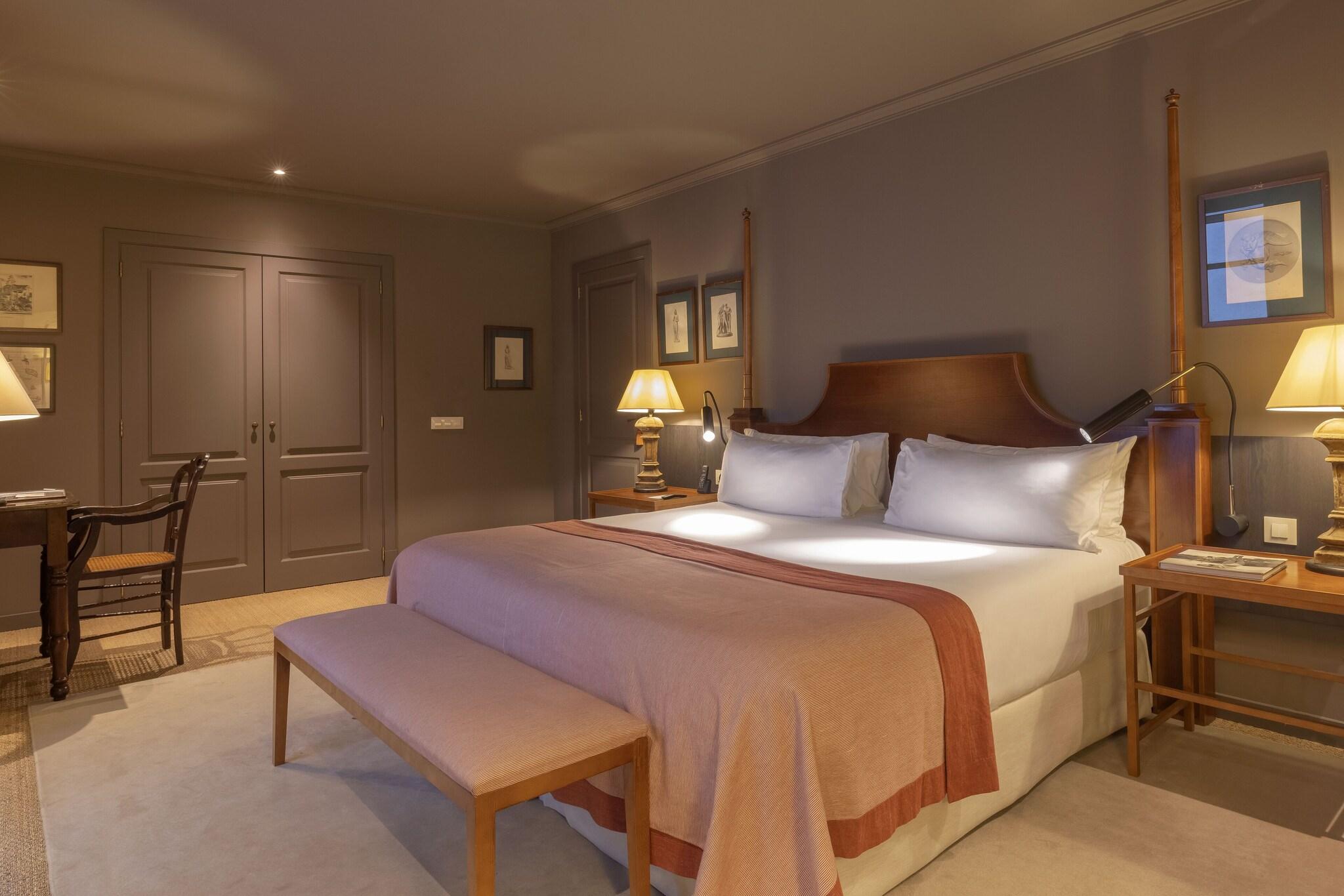 DELUXE, KING BED