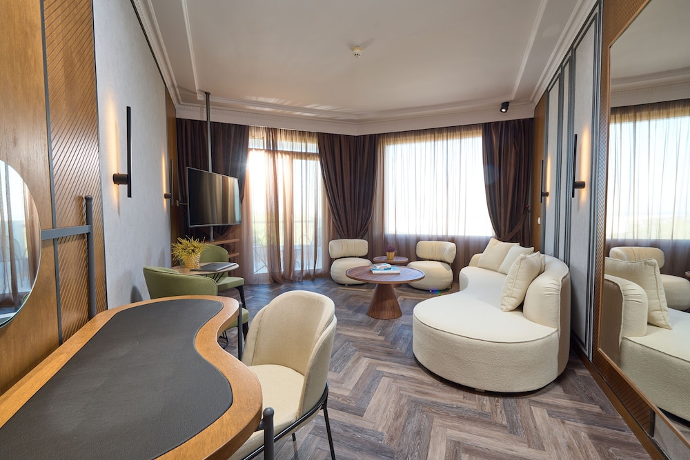 ROYAL HOTEL 51/68