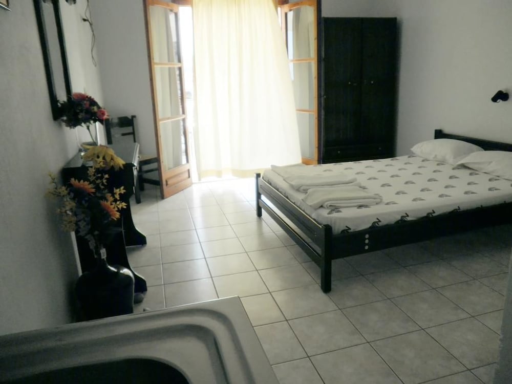 ROOM, DOUBLE BED