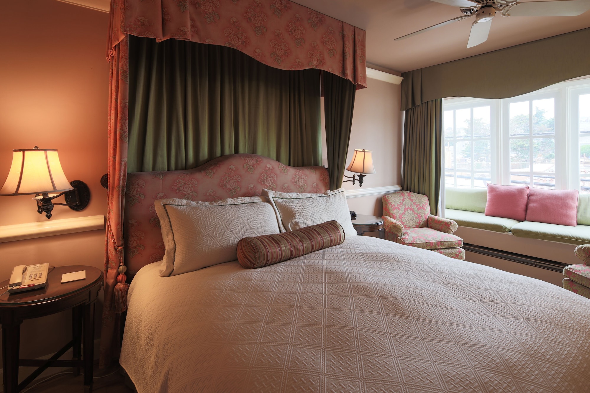 CANNERY ROW, KING BED