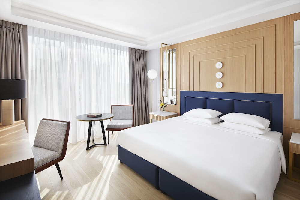 ROOM, KING BED