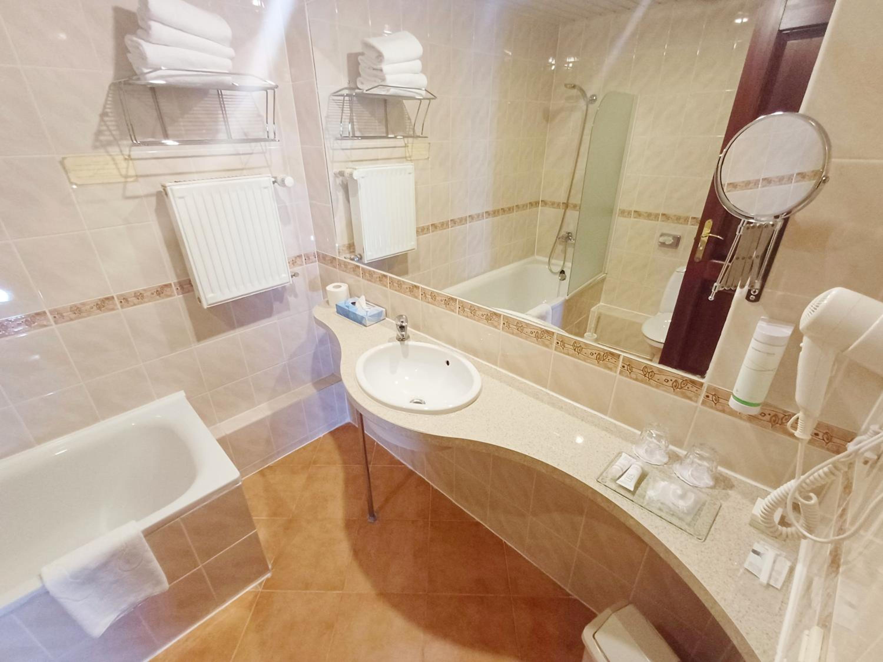 جناح جونيور، Pegasa Pils Hotel 5/6