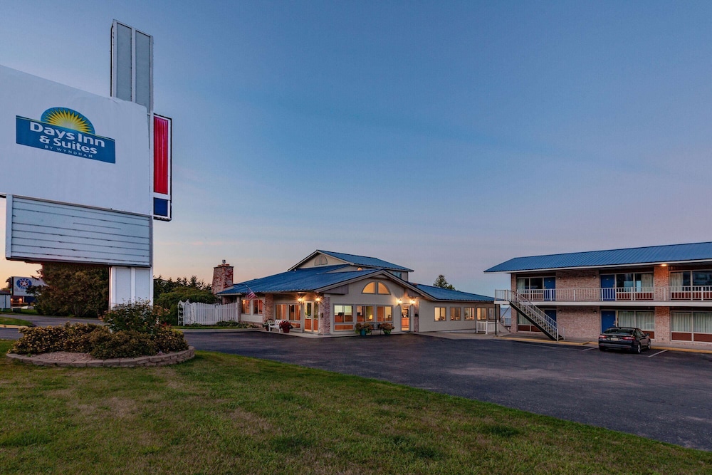 Days Inn Suites By Wyndham St Ignace Lakefront 6/50