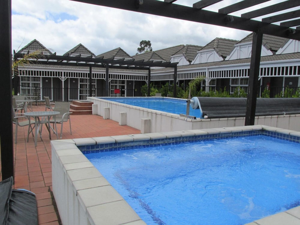 LAKE ROTORUA HOTEL 33/46