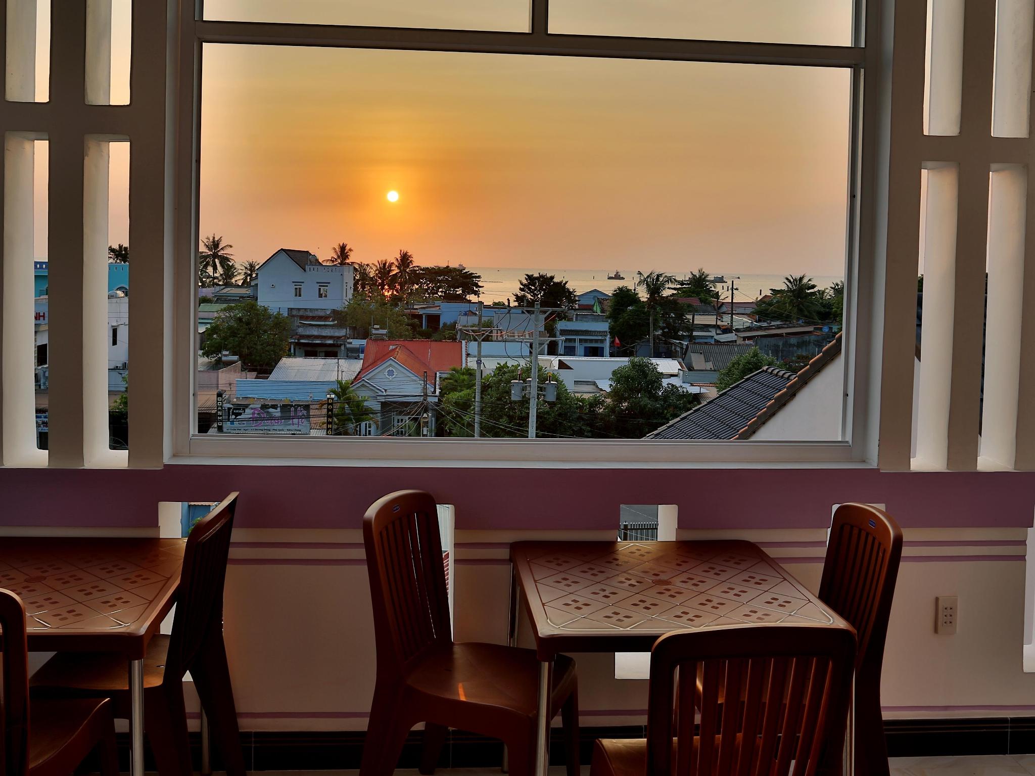 Halona Hotel 25/35
