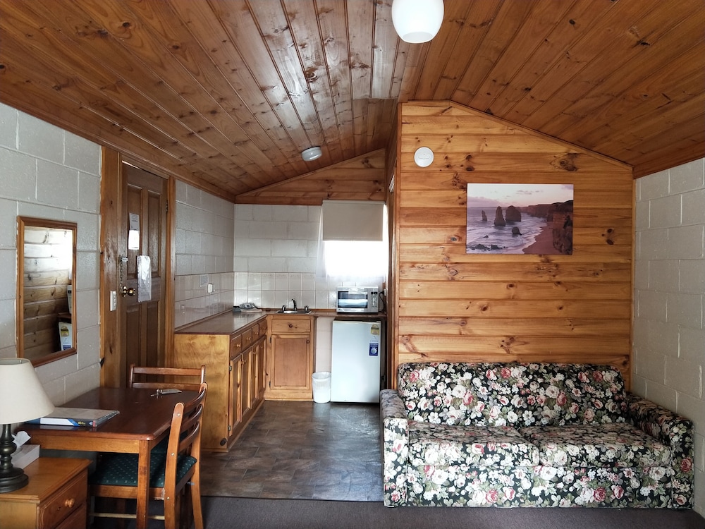 TWELVE APOSTLES MOTEL & COUNTRY RETREAT 4/50