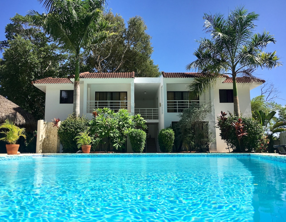 Coral Blanco Hotel 7/73