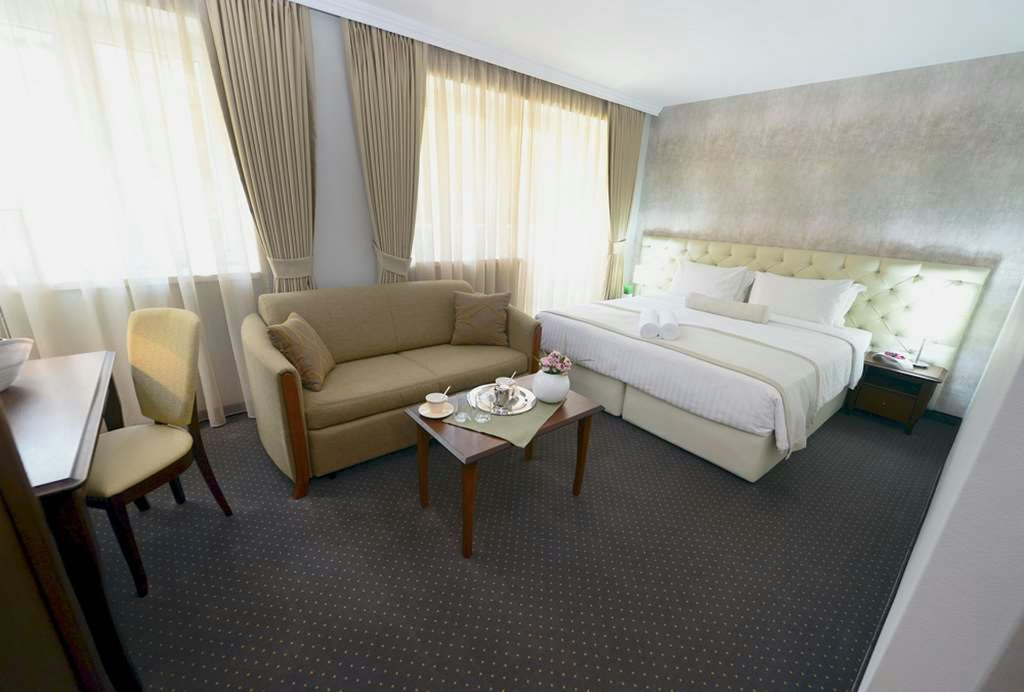 Alexander Square Boutique Hotel 37/55