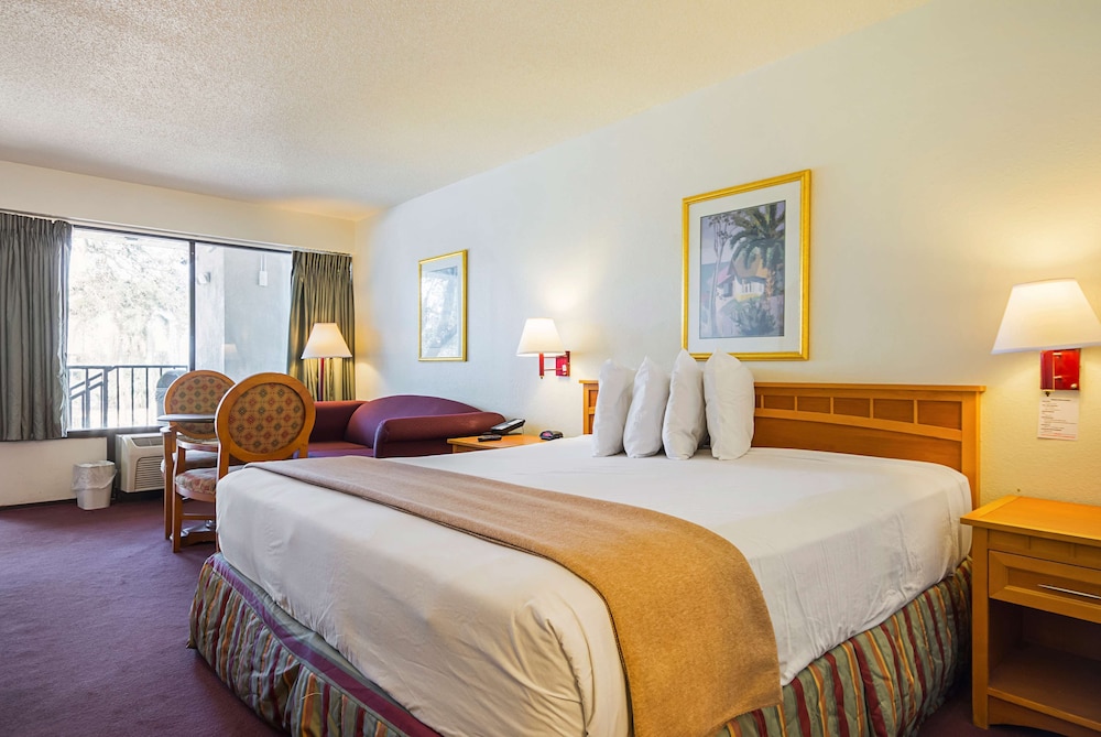 Americas Best Value Inn & Suites Melbourne 8/26