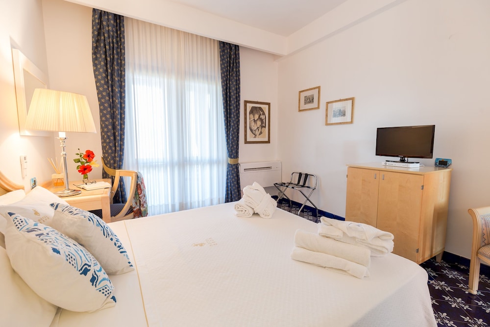 Eros Hotel 25/77