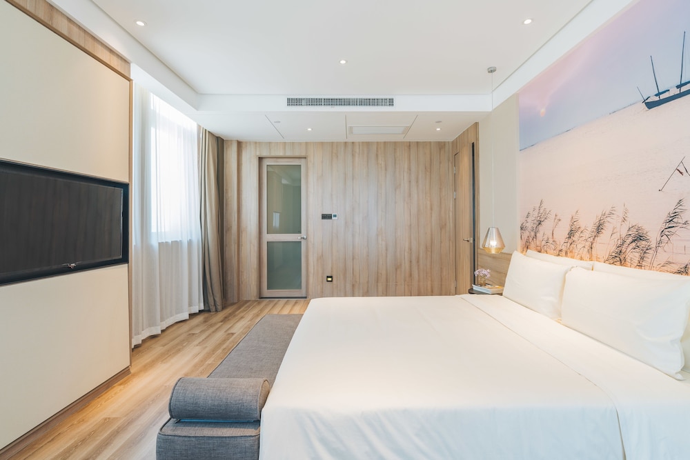 Atour Hotel (Suzhou North High Speed Railway Station, Qiyage Garden) 5/44
