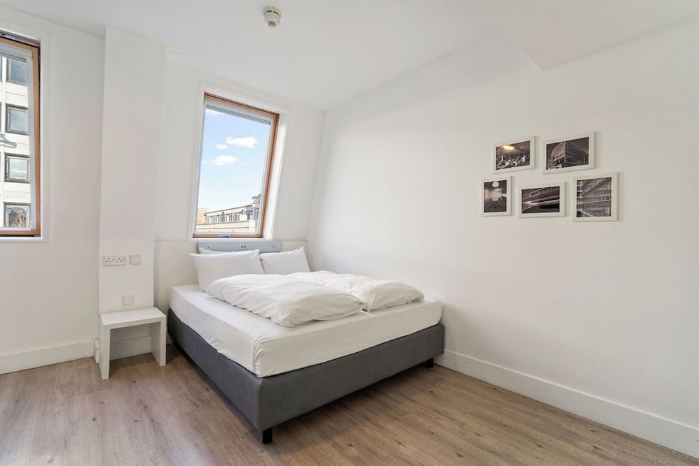 ROOM, QUEEN BED