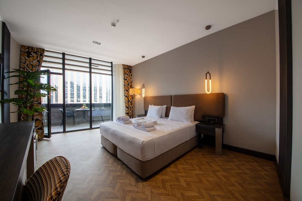V CENTER HOTEL 30/65