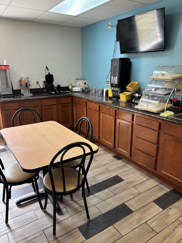 Days Inn by Wyndham West Branch Iowa City Area 28/42