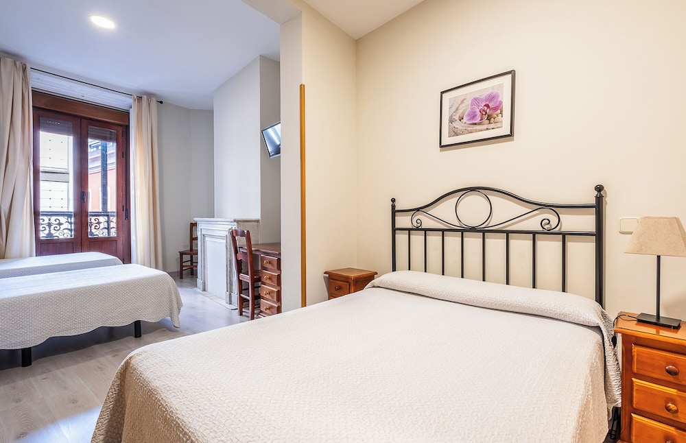غرفة رباعية بسرير كوين وسريرين منفصلين بحمام خاص، Hostal El Pilar 4/10