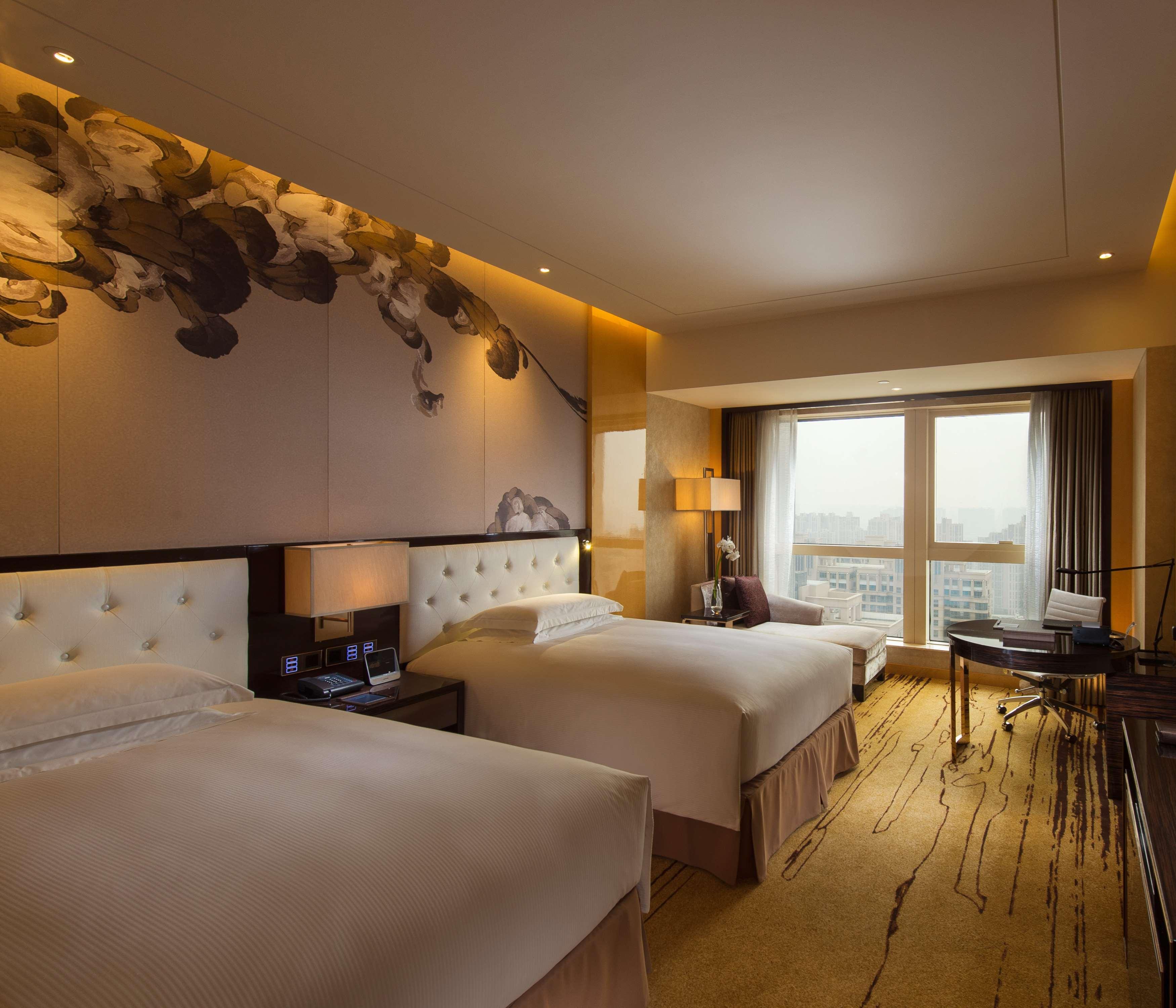 GUEST ROOM, DELUXE, TWIN BEDS, HIGH FLOOR
