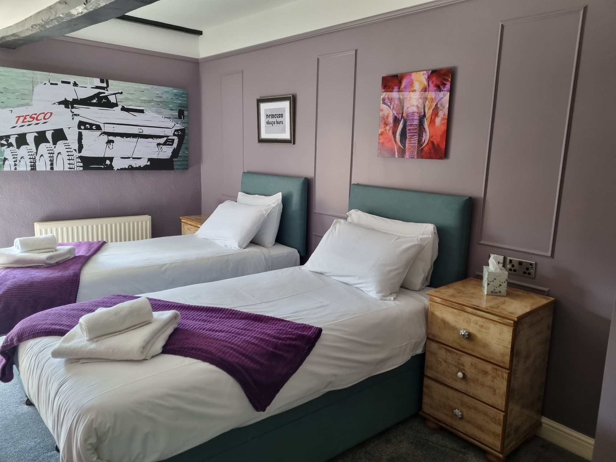 DELUXE, TWIN BEDS