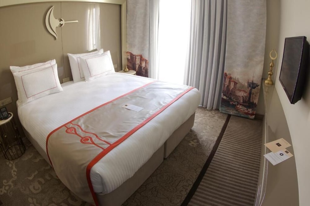 SUPERIOR, DOUBLE OR TWIN BED