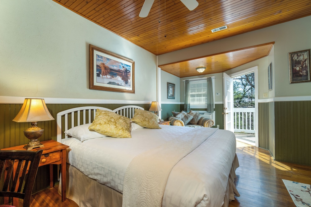 Lodge, King Bed, Balcony