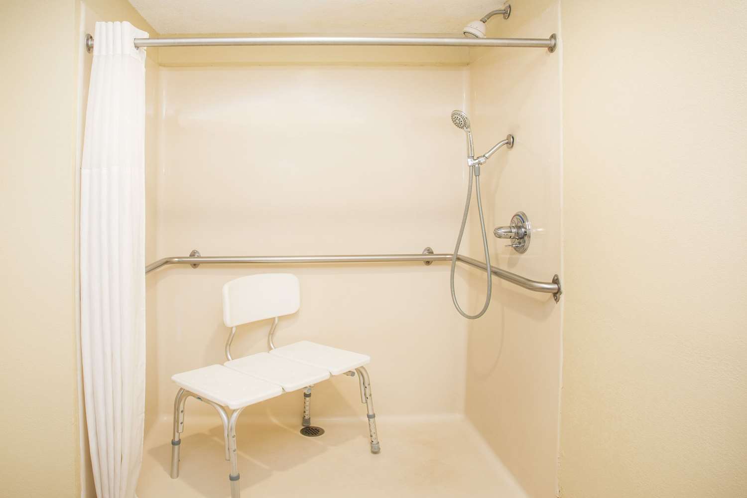 Days Inn & Suites by Wyndham Columbia Airport 10/10