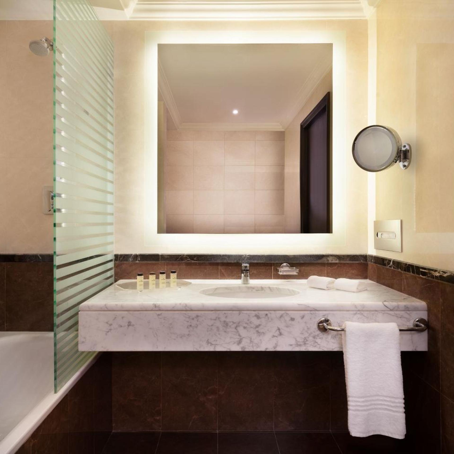 غرفة تنفيذية بسرير كوين مع دخول صالة النادي، فندق وأبراج شيراتون الرياض(Sheraton Riyadh Hotel And Towers) 5/5