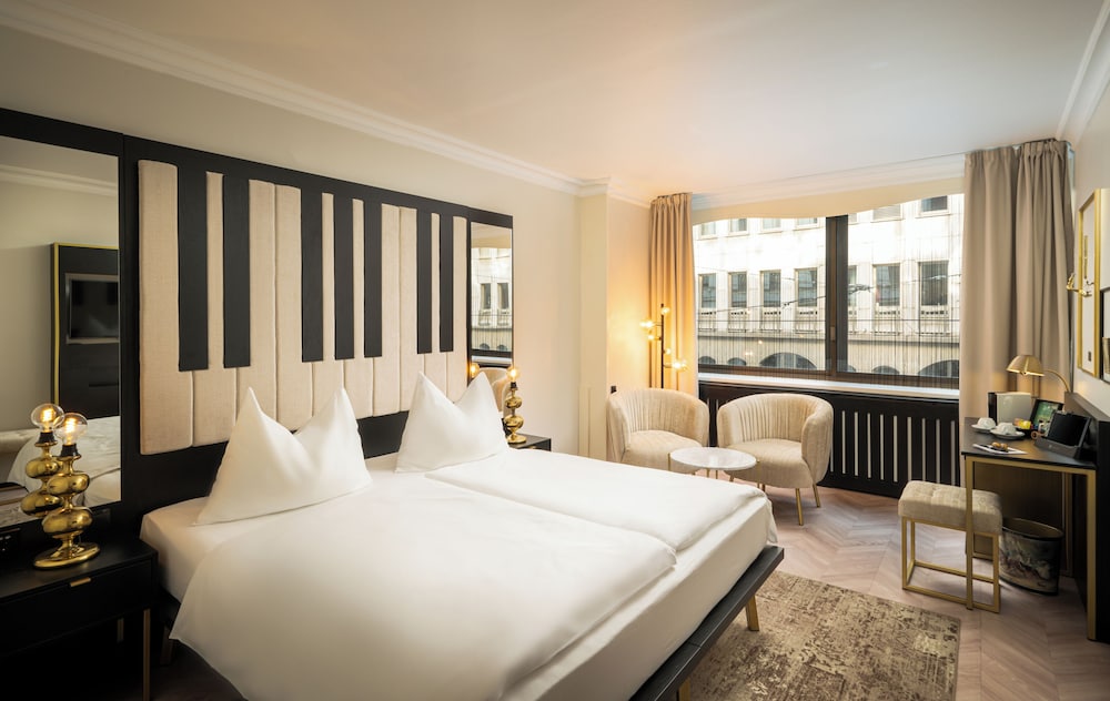DELUXE, KING BED