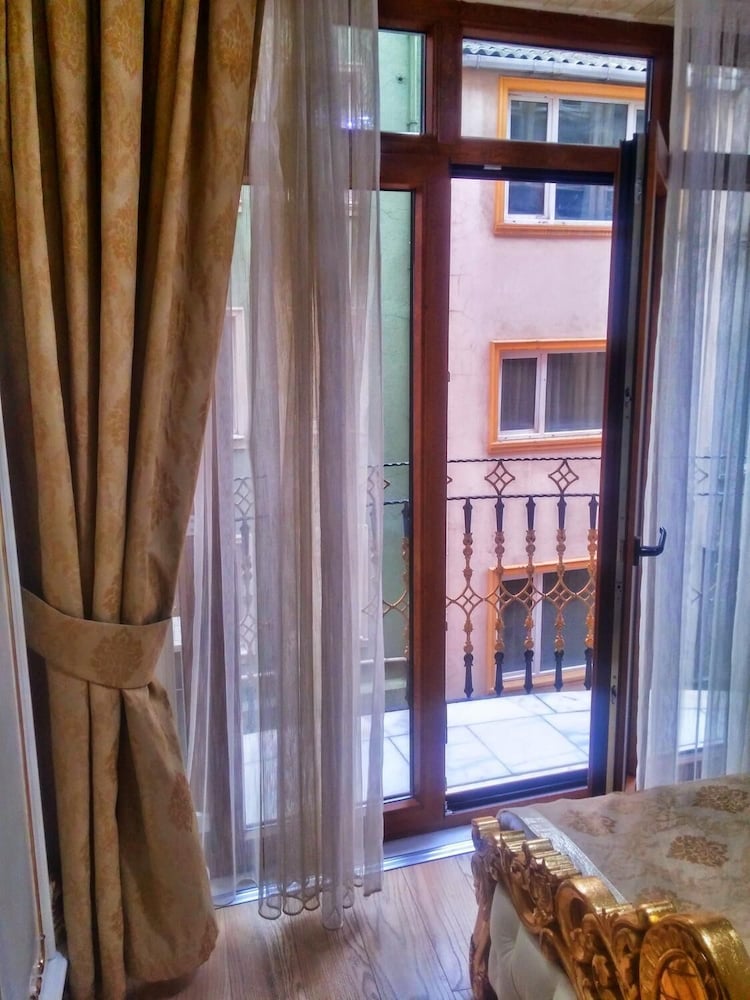 BEST TOWN HOTEL 34/48