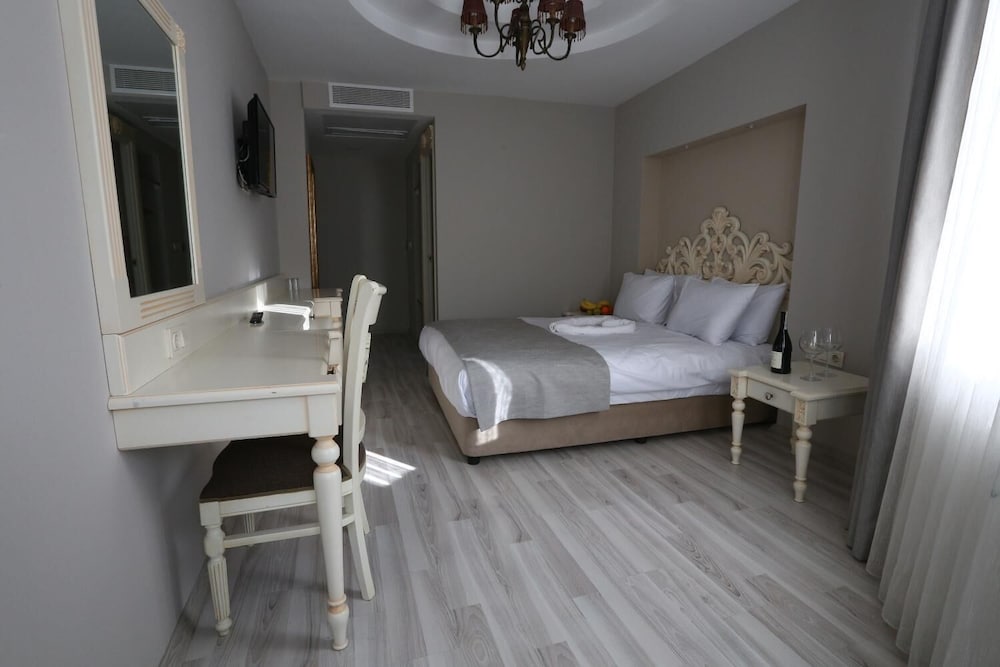 STANDARD, DOUBLE OR TWIN BED, CITY VIEW