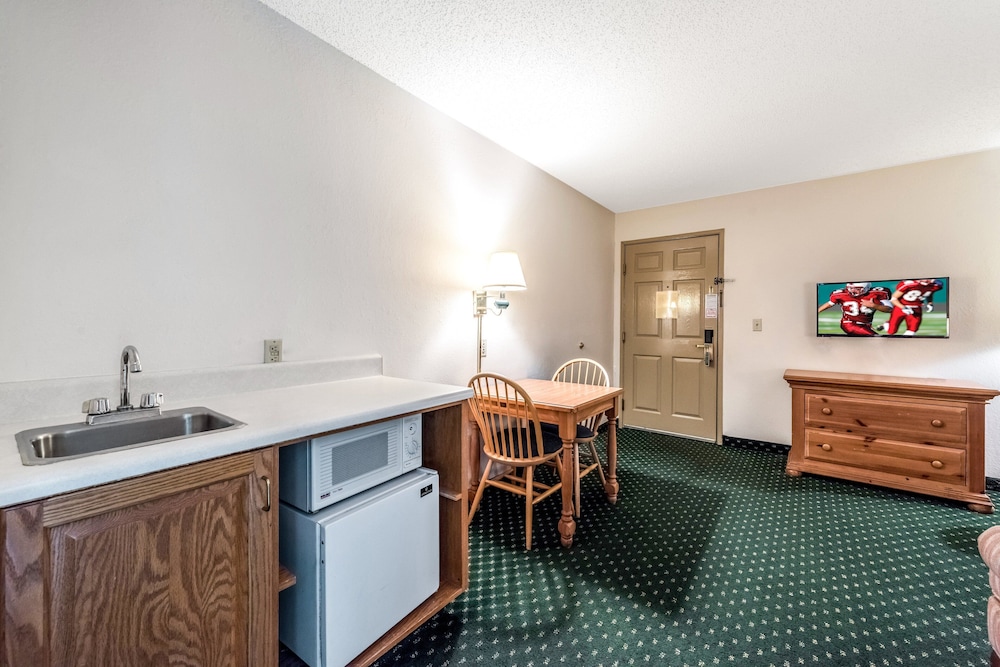 Red Roof Inn and Suites Knoxville East 32/42