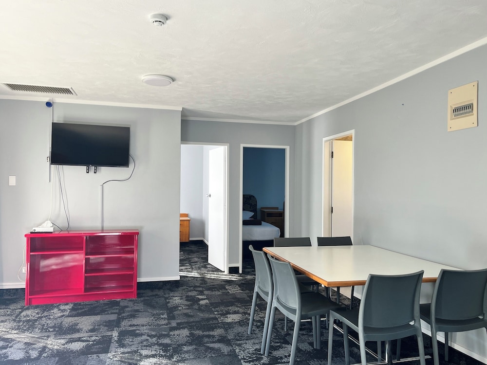 Beetham Park Motel 44/54