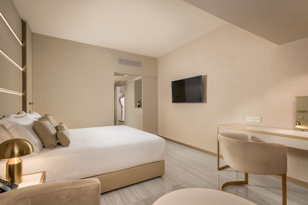 DELUXE, DOUBLE OR TWIN BED, PARTIAL SEA VIEW