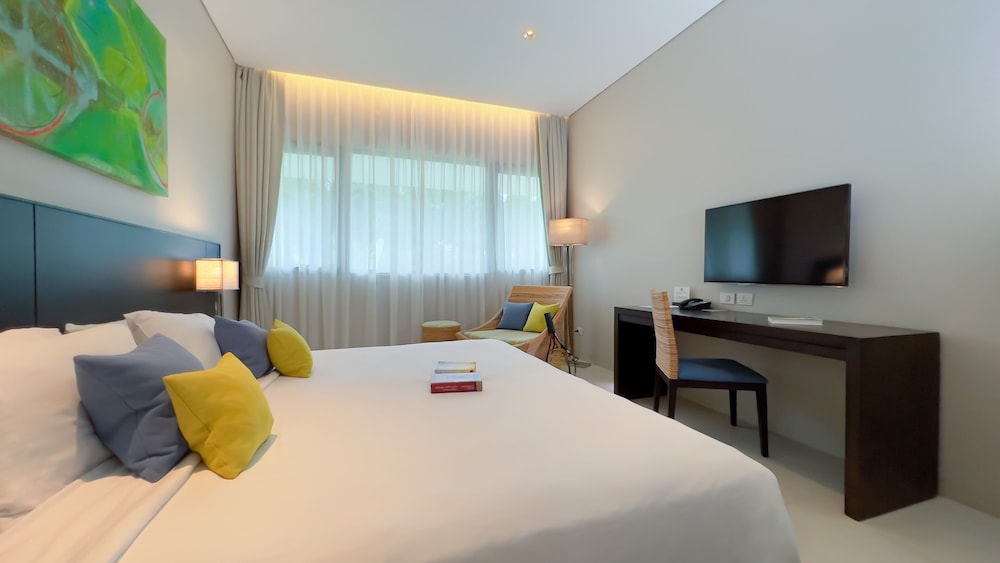 SUPERIOR, KING BED, POOL WING