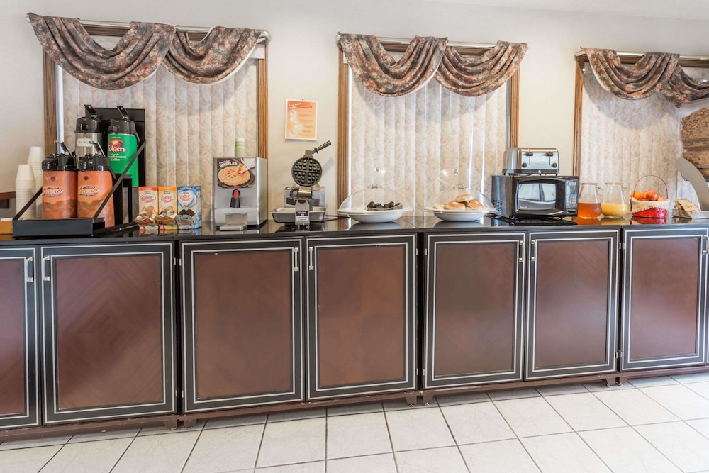 Howard Johnson by Wyndham Manteno 3/33