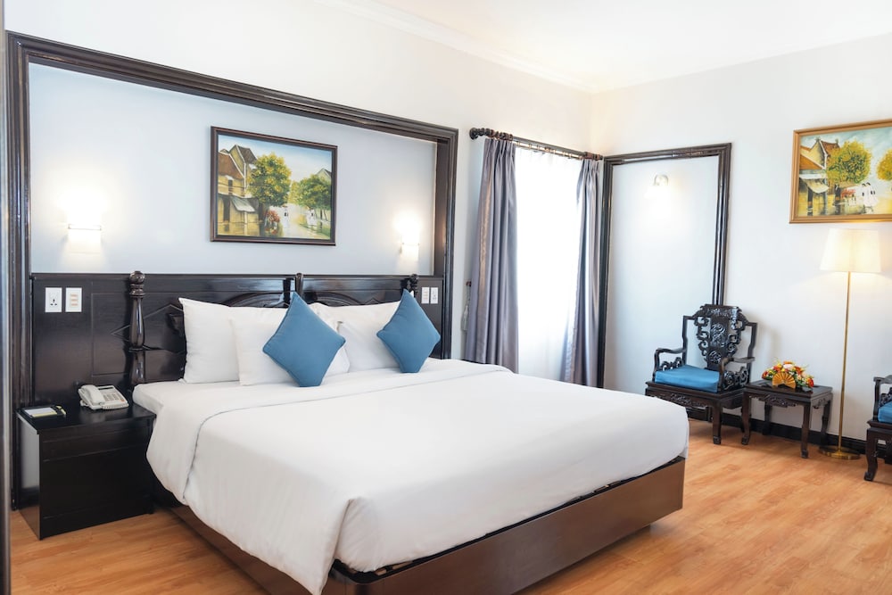 Royal Hotel Saigon 37/70