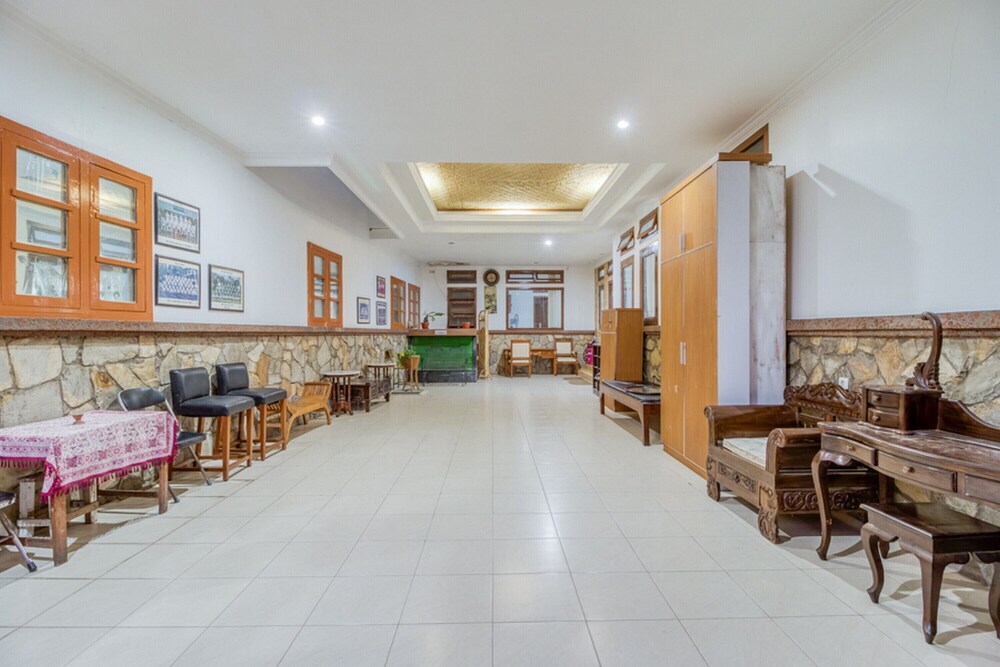 RedDoorz Plus near Lempuyangan Station 4 28/42