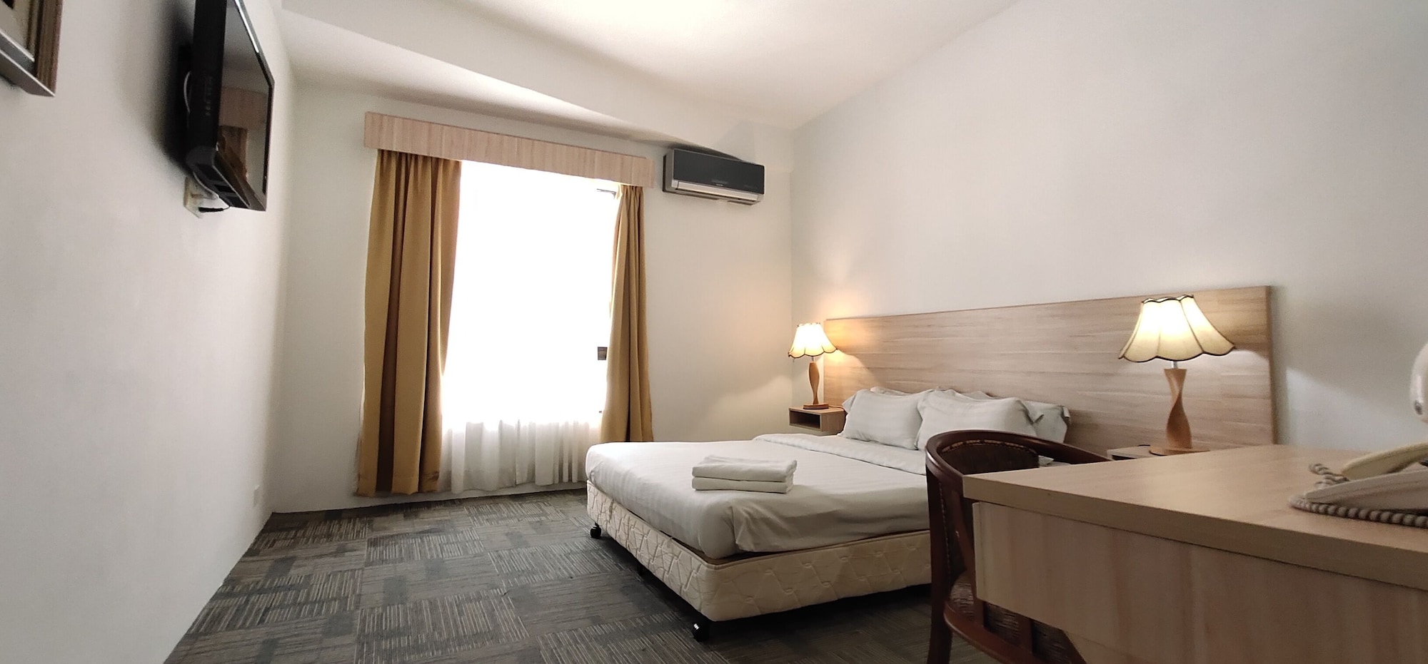SUPERIOR, QUEEN BED
