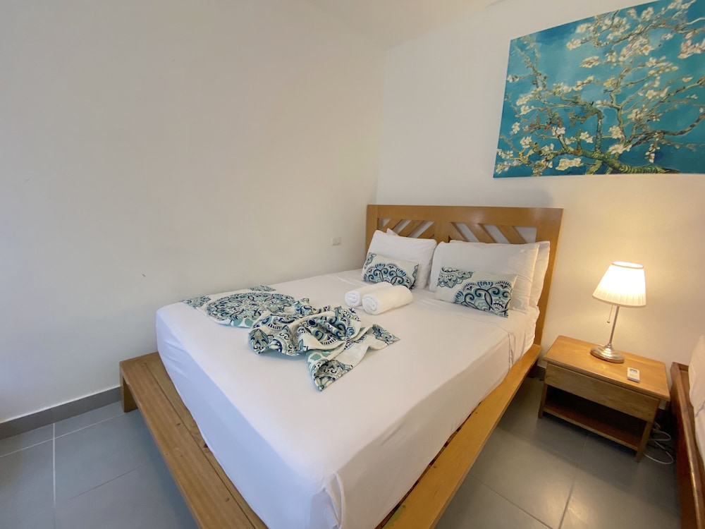 Tropicana Suites Deluxe Beach Club & Pool 13/50