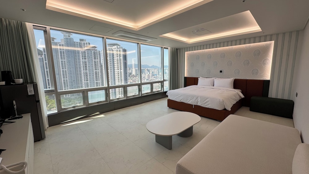 City, Deluxe, Queen Bed