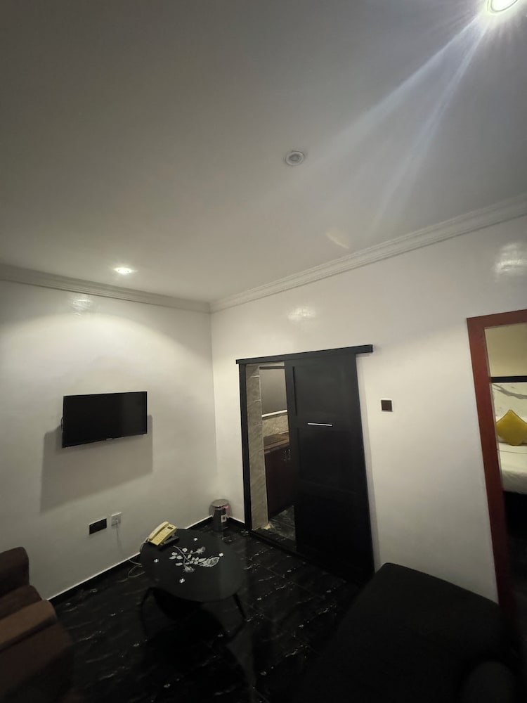 Posh Apartments Metro 46/50