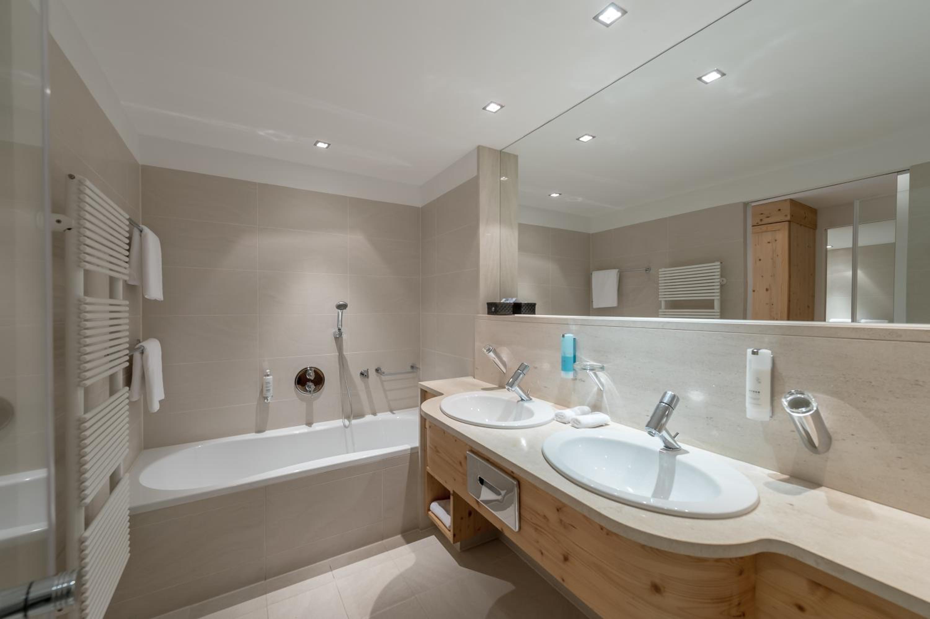 Junior Suite, King Bed, South Wing، Aqua Dome Therme 2/2