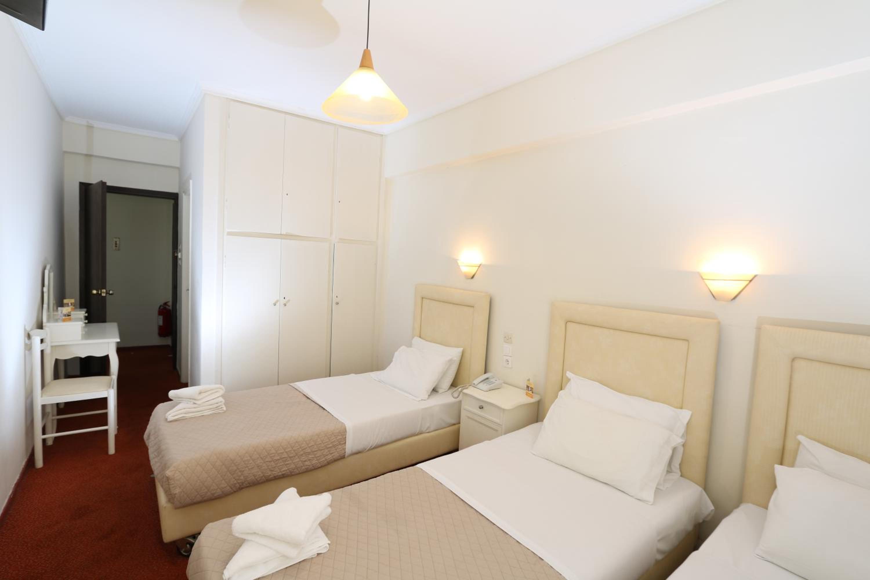 ROOM, QUADRUPLE