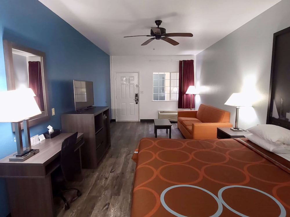 Super 8 by Wyndham Forney/East Dallas 22/27