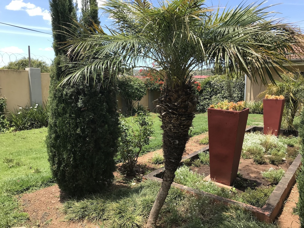 VJ's Guesthouse & Restaurant 14/16